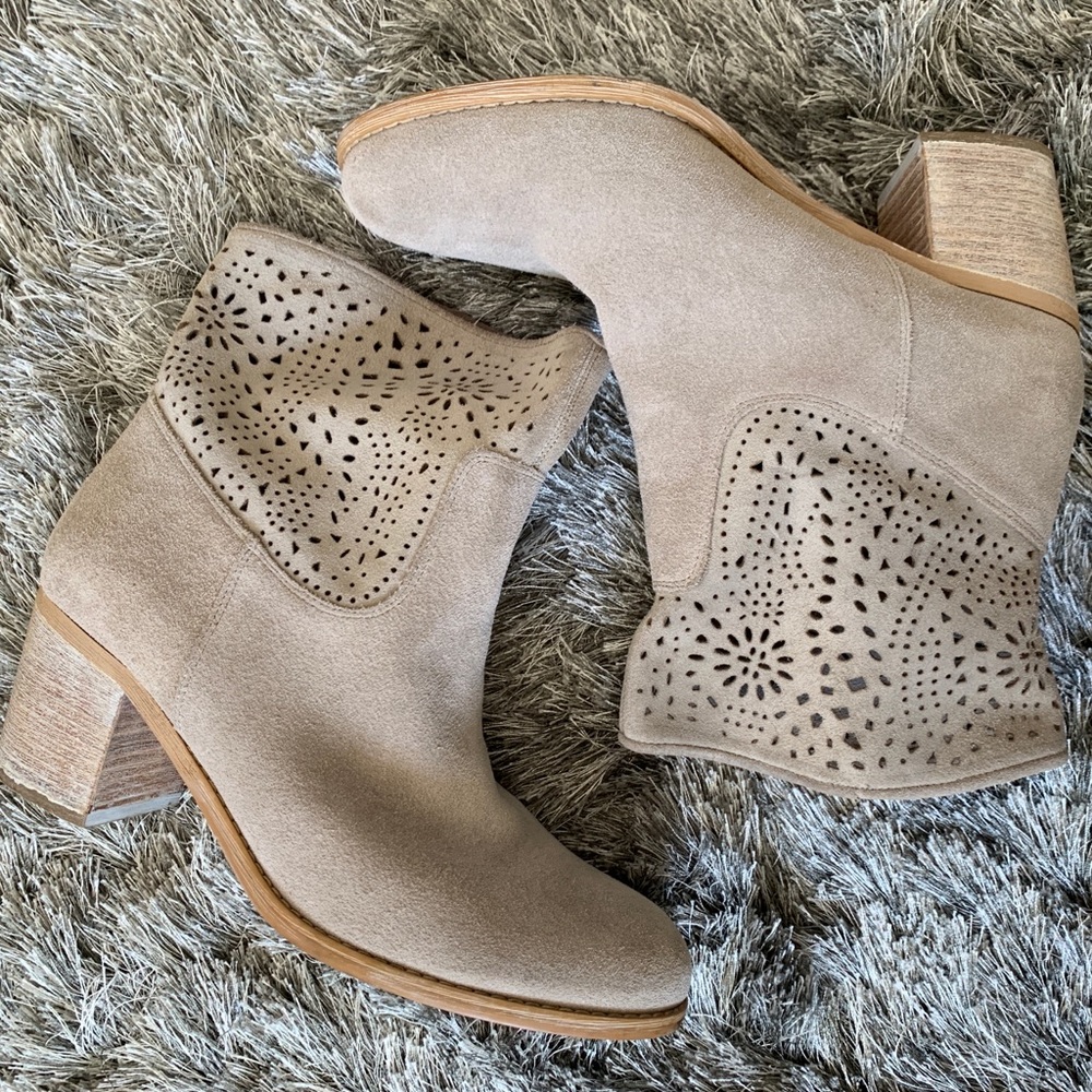 Gorgeous cream suede cutout booties
